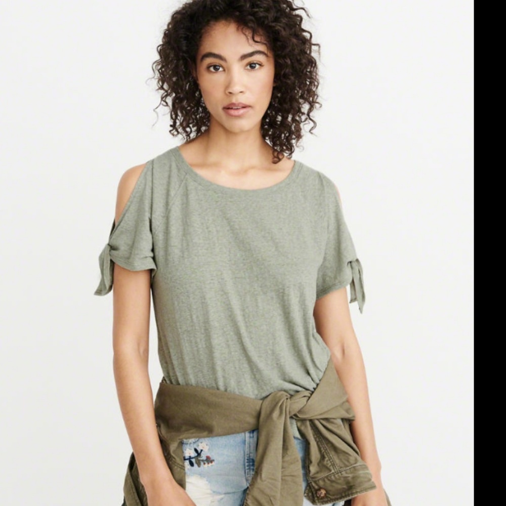 SLEEVE TEE, Crew neckline and straight hem